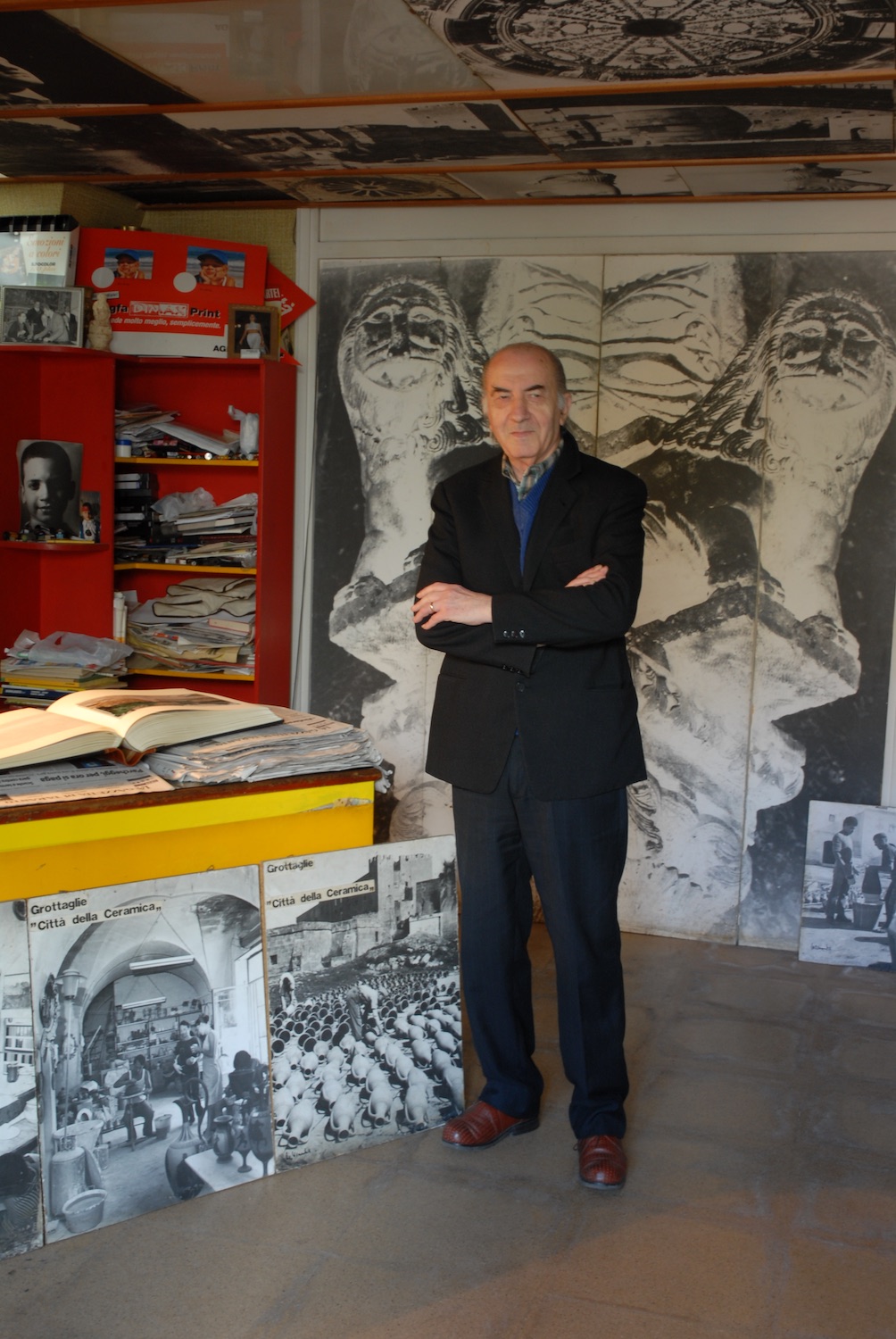 Nino con le ceramiche